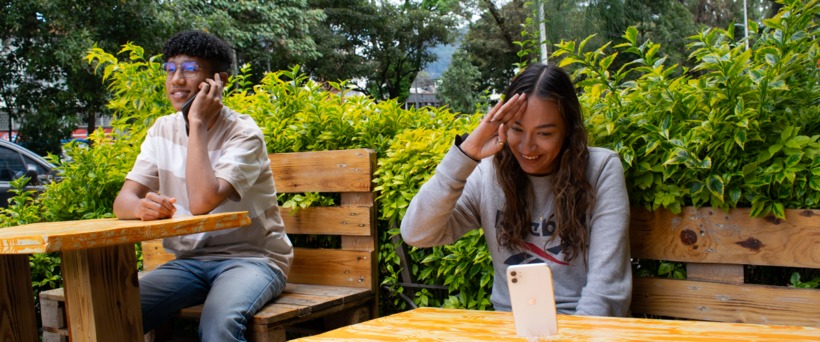 Personas hablando por celular con señas