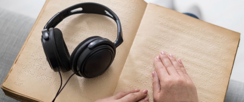 Persona leyendo en libro en braille