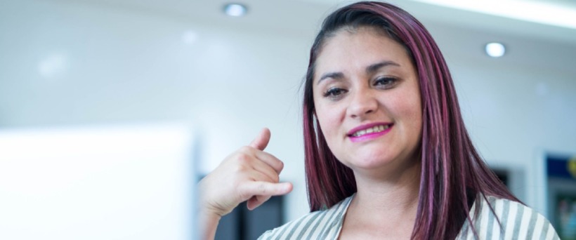 Mujer hablando con lenguaje de señas