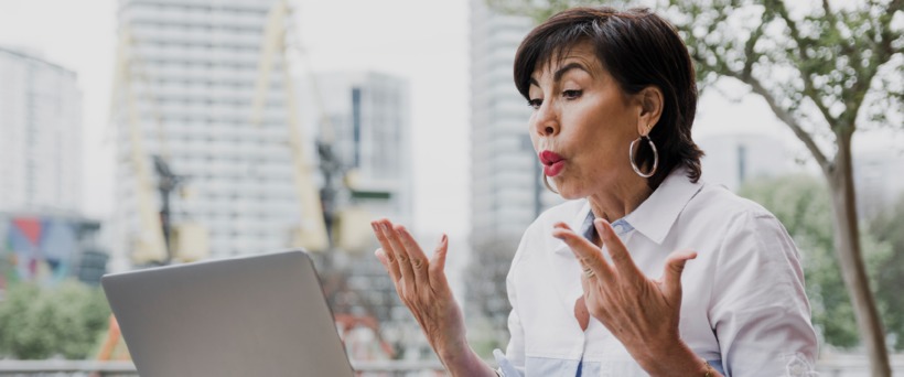 Mujer en reunión virtual, hablando con lenguaje de señas